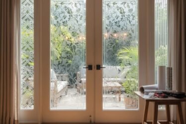 Vale a pena investir em adesivos decorativos para vidros de porta?